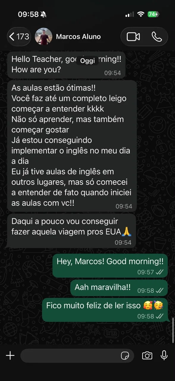 Print da conversa no WhatsApp: o aluno Marcos escreve que as aulas estão ótimas, que já tinha estudado inglês em outros lugares e só começou a entender de fato com a Julia